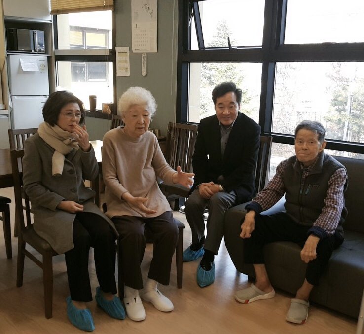 치매를 앓으시는 장인, 장모님께 세배 드렸습니다. 서울 근교 요양원. 돌아가신 부모님께는 적절한 시기에 조용히 다녀오겠습니다.