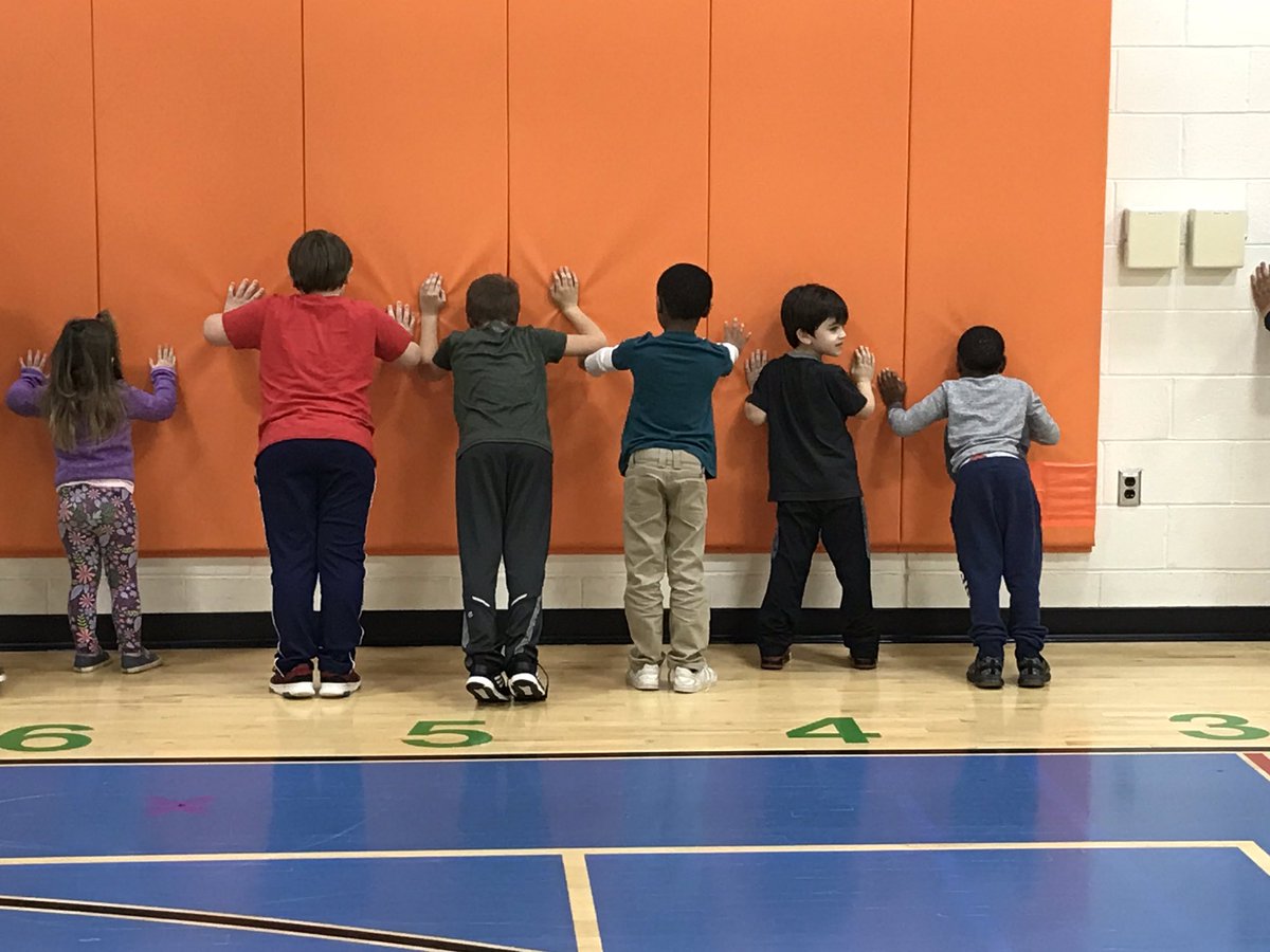 OakwdESAACPS's tweet photo. It’s Family Fitness Night at Oakwood. Learning some good habits for physical fitness and healthful eating with our fitness friends at Old Line CrossFit. #oldlinecrossfit https://t.co/xnkou9MqRp