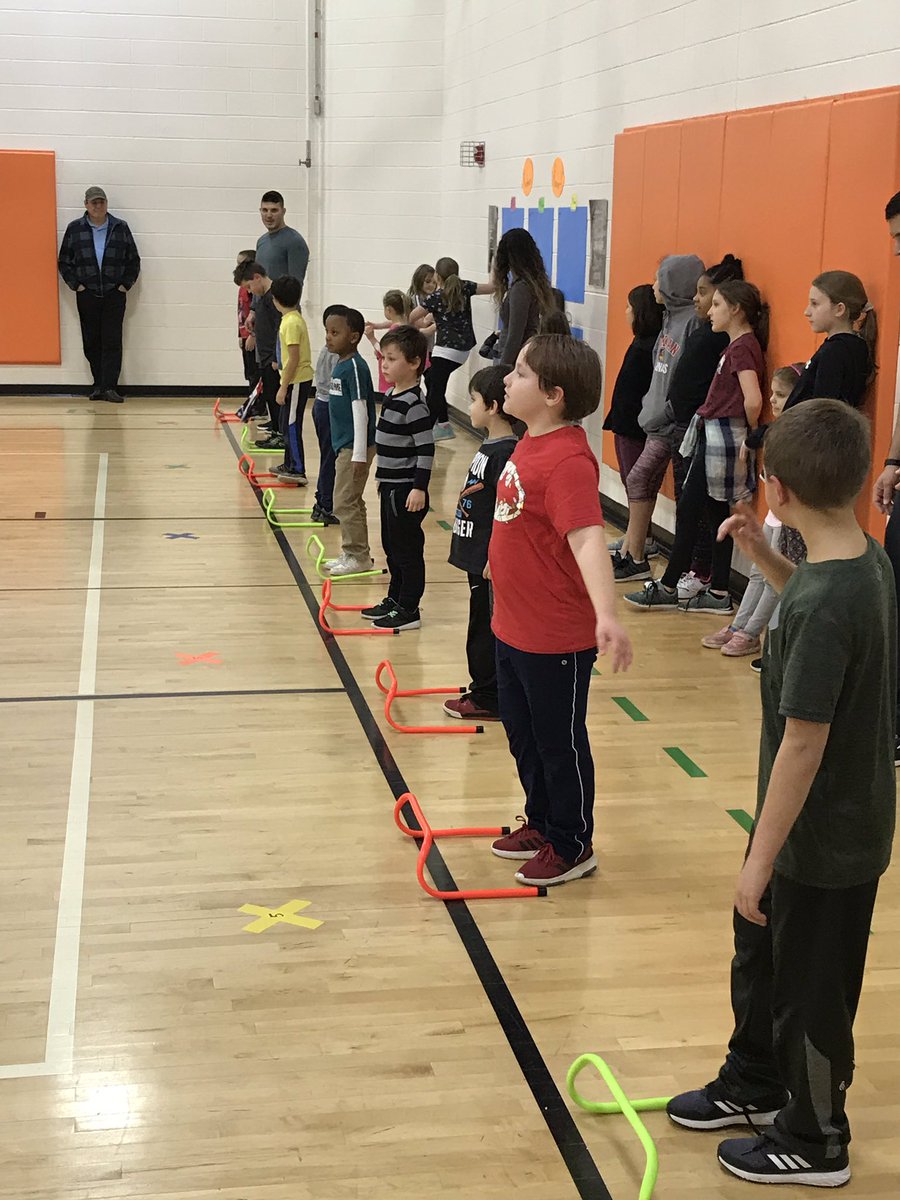 OakwdESAACPS's tweet photo. It’s Family Fitness Night at Oakwood. Learning some good habits for physical fitness and healthful eating with our fitness friends at Old Line CrossFit. #oldlinecrossfit https://t.co/xnkou9MqRp