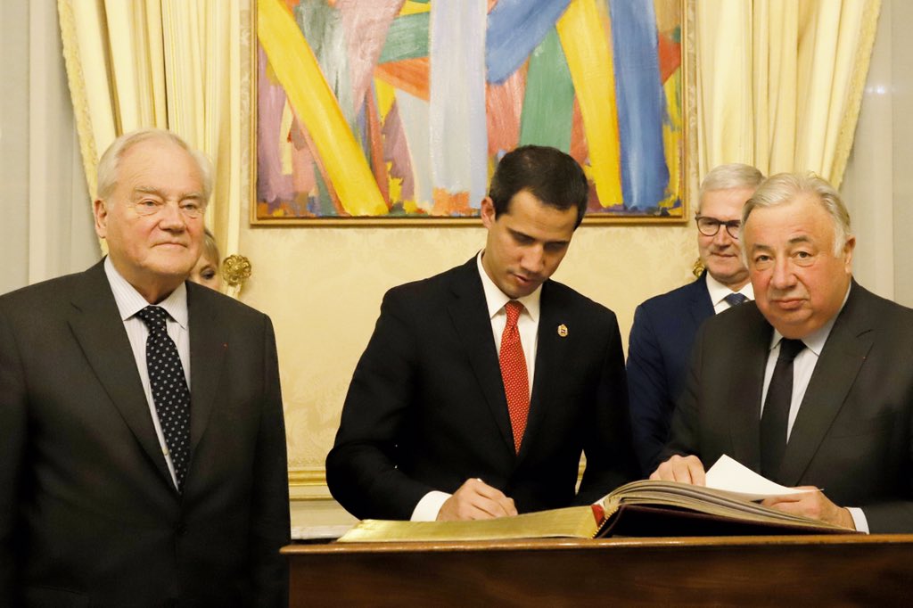 jguaido's tweet photo. Es un honor firmar el Libro de Oro en el Senado francés como Presidente (E) de Venezuela. El reconocimiento que tenemos es producto de años de lucha, esfuerzo y sacrificio de muchos. Juntos escribamos la historia de un país que recuperó su libertad. #AgendaInternacionalParís https://t.co/NU50ebq7hz