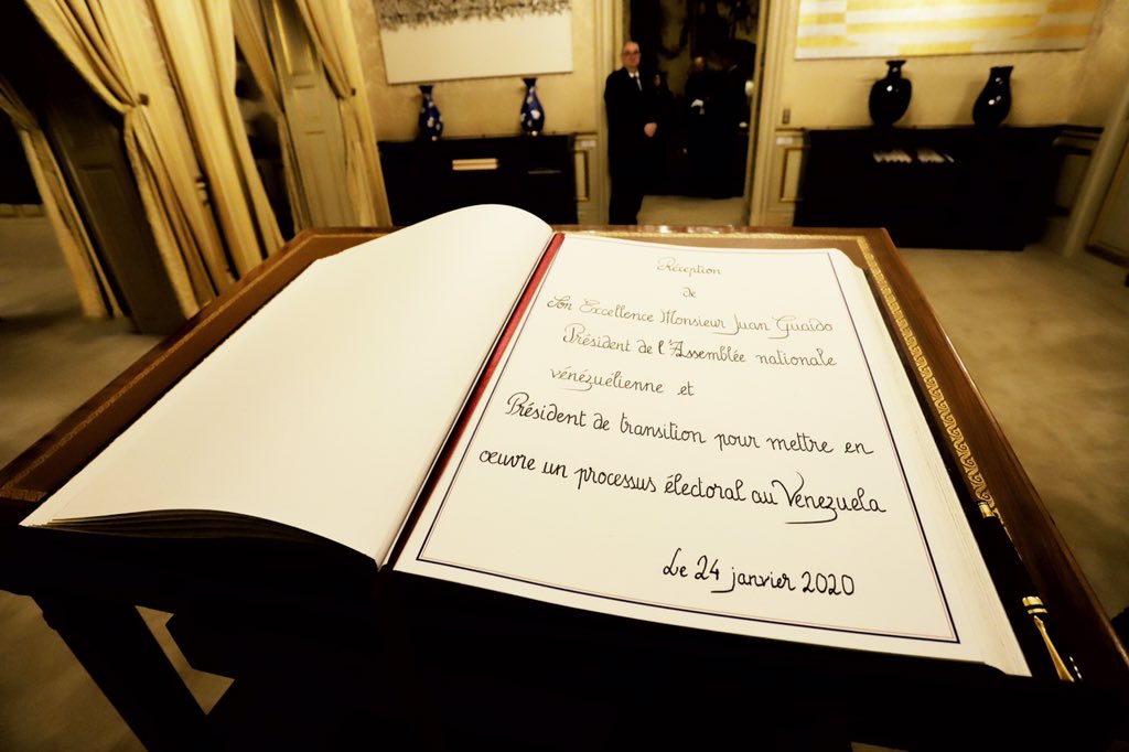 jguaido's tweet photo. Es un honor firmar el Libro de Oro en el Senado francés como Presidente (E) de Venezuela. El reconocimiento que tenemos es producto de años de lucha, esfuerzo y sacrificio de muchos. Juntos escribamos la historia de un país que recuperó su libertad. #AgendaInternacionalParís https://t.co/NU50ebq7hz