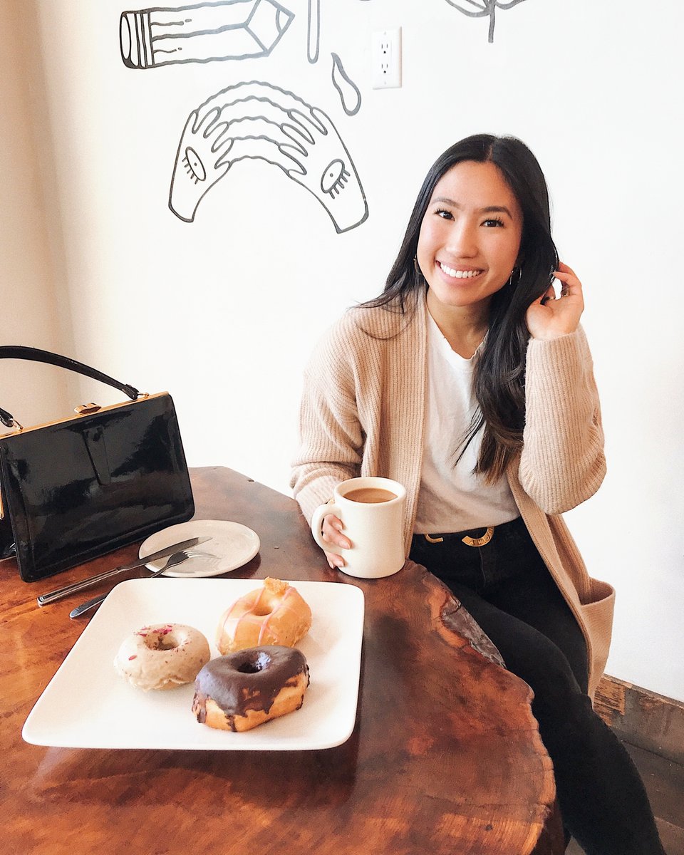 Cartemsdonuts's tweet photo. TGIF! 🙇🏻♀️ What are your weekend plans—might they include a donut date? Tag your go-to donut date and go-to donut choice(s).
📷 The lovely @lifew.erin enjoying some vegan goodies—Chocolate Glaze, V Earl Grey and Citrus Glaze!
#donutdate #cartemsdonuts #vegandonuts https://t.co/4974soijnJ