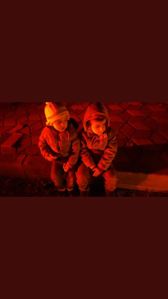 EMIRKESKNN's tweet photo. deprem ne bilmiyorlar 
neden dışardayız bilmiyorlar 
insanlar neden ağlıyor bilmiyorlar 
keşke hiç öğrenmeseler
#elazığ https://t.co/ZgyNpqU4vb