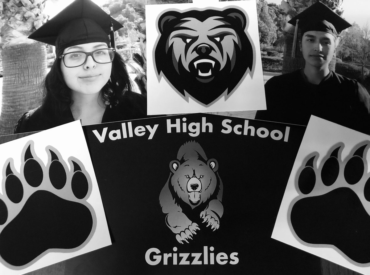 vhsgrizzlies's tweet photo. @vhsgrizzlies π» π
New Valley High graduates Oscar Ayala Sanchez and Giselle Rios! Way to finish! #RingTheBell Graduation π π #VHSGraduationStation #MoreThanASchool #EUHSD @EUHSD https://t.co/bUoFKZyIJc