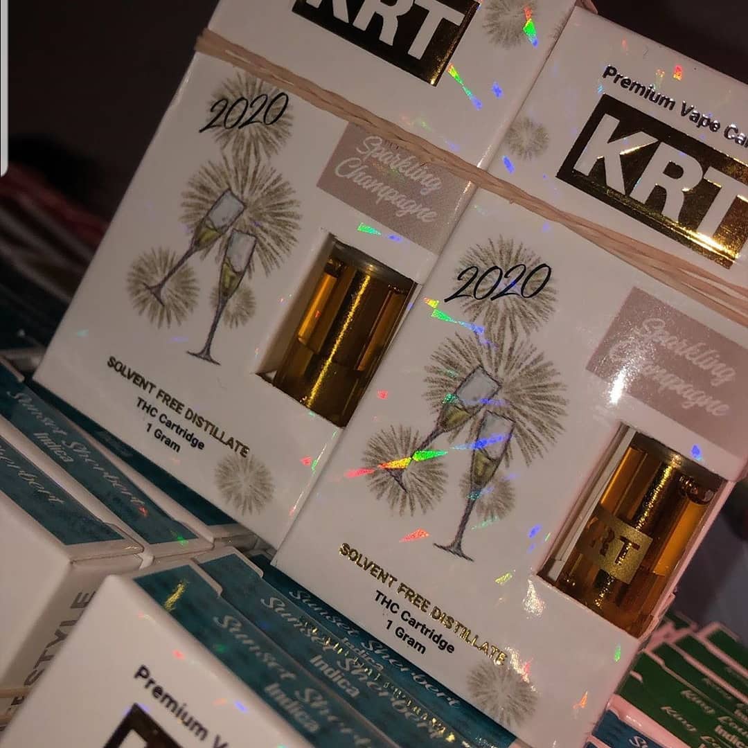 CartsVendo's tweet photo. Weekend on the run don’t be late. Get your shit before the weekend comes so it keeps you higherthanmost. #cbduk #cart #kingpen #dankvapes #Exoticcarts #mariocarts #stiiizy #juul #skywalkerog 
Snap...krtvpaul_k20 
Text +17142575412 https://t.co/H7fRoHl4nw