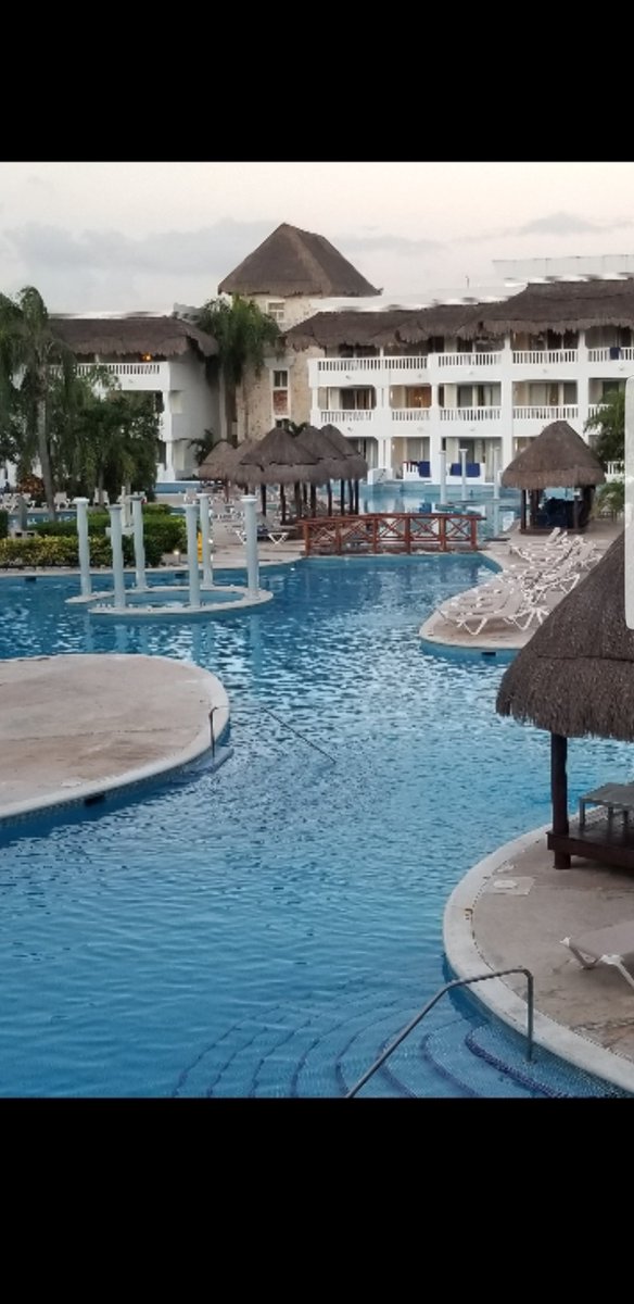 DDemianiw's tweet photo. Grand Sunset Princess Mayan Riviera. Highly recommend. Had a great 1st day but broke my foot on the way to dinner that evening. Next 7 days were excrutiating but nothing like cool pool water! Headed to emerg 1st day home and now casted up for 6 weeks! https://t.co/Ydx4HDwj7J
