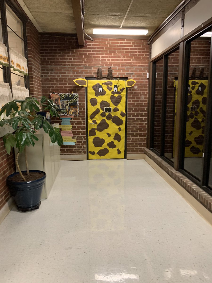 Laurencrafton's tweet photo. Lions and tigers and bears, oh my!  The book fair is here and it’s a jungle in there. @BonnyKateElem #scholasticbookfair #junglebooks https://t.co/KodFMqJeeQ