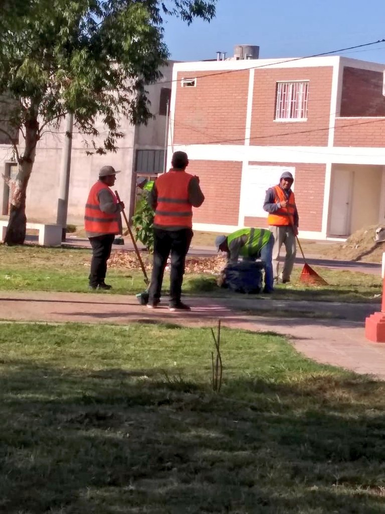 Ismael_LaRioja's tweet photo. No tan solo planificamos aquí estamos llevando soluciones concretas. Con jipi Martínez de trabajos especiales en la vía pública coordinamos la limpieza y desmalezaminto del centro de salud Jose Simone
#DirGeneralOperativa
#DirDesarrolloDePromocionSocial
#InesIntendente https://t.co/PLS7h27kJa