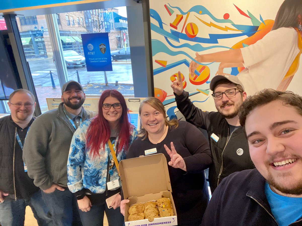 TheeDaniGee's tweet photo. Round two of IHX Cleveland West showing some love to our west side stores! Thank you for all of your help when needed! I hope you know how much my team and myself appreciate it! You guys rock! Enjoy those cookies! @revburdette @ATTcarla_p @MeganMonnot @OHXteamDeWitt @Leeuhhh_Que https://t.co/OQKETVxOBQ