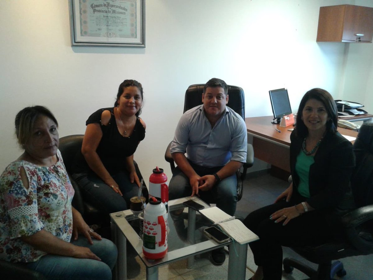 ➡️ #CercaDelVecino  #PoliticasPublicas #IgualdadSocial 
Nuestro Dip. Provincial Hector Ricardo "Kico" Llera mantuvo una reunión de trabajó, junto a la Dip.  Rita Núñez, y la Cooperativa “Misionerita” victimas de violencia de género,  para planificar acciones en conjunto.