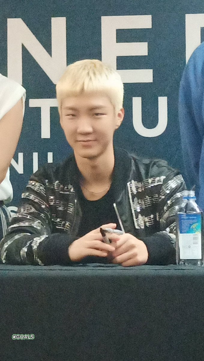 888_pinwheel's tweet photo. Hoony's stare and smile makes me melt.
Thank you for looking at me even though you're very sleepy yesterday.
Hope you rested well and be energized for the concert later.
Saranghaeyo π
@official_hoony_
#WINNERCROSSTOURManila
#WinnerFanSignInManila
#WINNERCROSSTOURINMNL https://t.co/3H9hGs5JnT