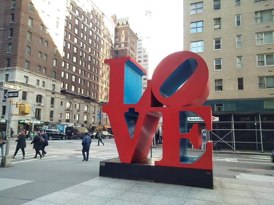 raibowmama_hk's tweet photo. 先週のニューヨークで「LOVE」を探したら
こんなオジサンが居た😅
1年前は正しく🥰だったのにな😂
#loveSTATUe #nyc 
#ニューヨーク https://t.co/nbDj4NWb4c