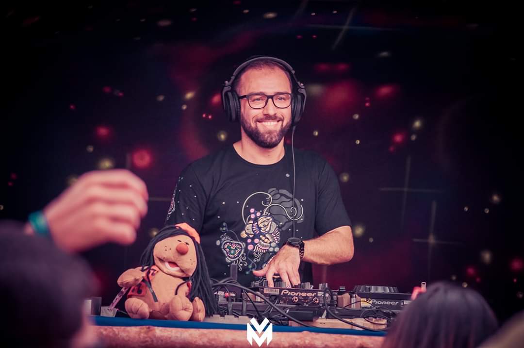 Não sei do que ele está rindo, muito menos do que eu estou rindo. Mas foi engraçadão! <a href="/Lunartrance/">Lunar Trance</a> #djskill #progressive #tesseractstudio