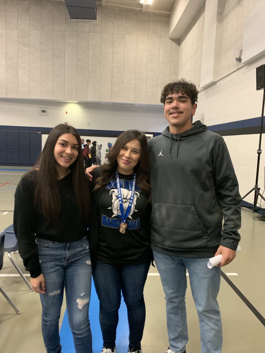 priscilavlopezp's tweet image. When your former students come back and are way way taller than you.🤦🏻‍♀️🤣 always a pleasure catching up with you guys 😊 #alumnipanel  @BurtonBulldogs #leadingourstudents