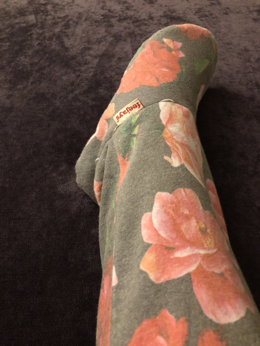 AmberLibrary23's tweet photo. In love with my #feejays (sweatpants with feet!) so toasty! https://t.co/Yo1uENlRUF