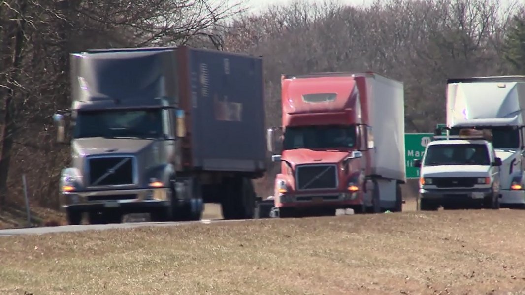 IIHS_autosafety's tweet photo. Electronic stability control, now standard on new large trucks, has the potential to prevent or mitigate as many as 31,000 crashes involving big rigs each year, including 11 percent of fatal ones. https://t.co/rE9btNJzuB