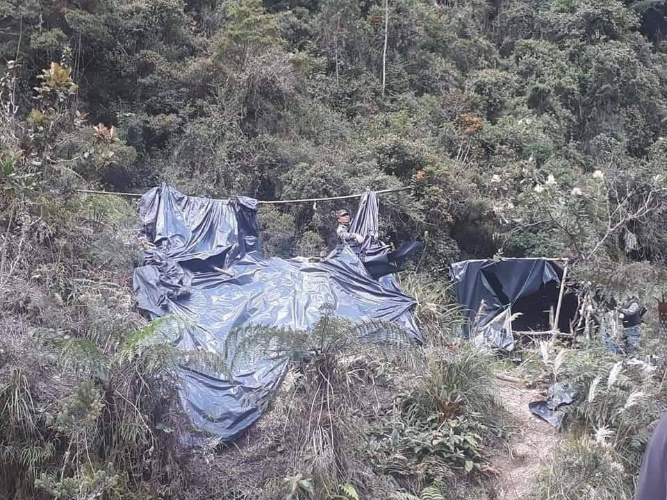 xaesma's tweet photo. IMPORTANTE🚨: El día de ayer ejecutamos un operativo en el cantón Sigsig continuamos la lucha contra la minería ilegal que destruye la naturaleza y genera problemas sociales, de forma coordinada @ControlMinero @FFAAECUADOR @PoliciaEcuador y @Ambiente_Ec clausuraron 5 campamentos https://t.co/dWn2dPen1N