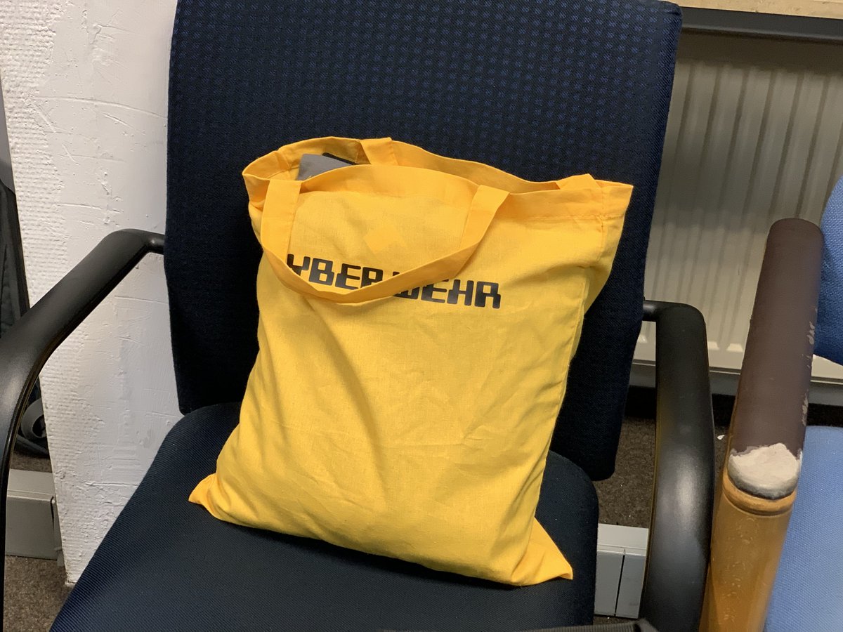 c3ma's tweet photo. Dank @heckpiet's Workshop gab's heute Abend in unserem Clubraum viele neue #nerd #shirts zu sehen und mitzunehmen 👕 https://t.co/QQtDW23VJQ
