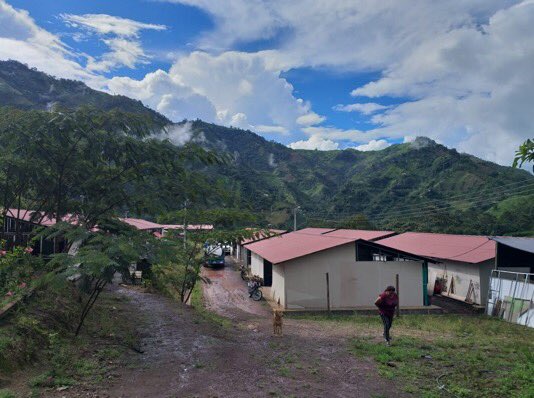 APAZAMERICAS's tweet photo. Cuando trabajamos colectivamente en prevención de riesgos de victimización contribuimos a la construcción de entornos solidarios y seguros. #PreverReconcilia #APAZAMERICAS #ARNColombia con apoyo de #NlinColombia #Colombia #TodosJuntos https://t.co/10QDYGYn3M