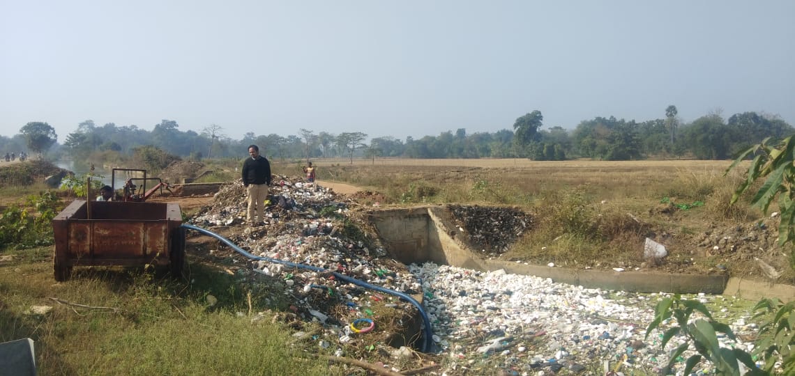 NitaiPanigrahi's tweet photo. Pathetic condition of one of the main irriegation canal of BARGARH. Multiple Fertilizer & Pesticides shops are very common in even small villages.
@Umeedeiin @arvindpadhee
@CMO_Odisha @BBSRBuzz
@Ranjan_Nayak
#CancerCapitalOfOdisha #SaveBargarh #CancerHospitalNotASolution https://t.co/Qu8aULDKFK