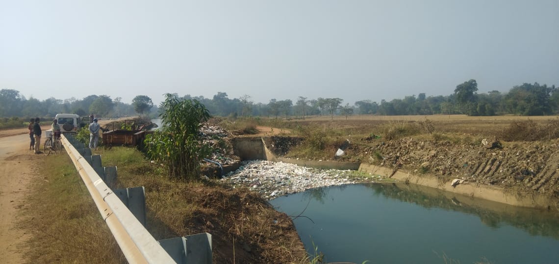 NitaiPanigrahi's tweet photo. Pathetic condition of one of the main irriegation canal of BARGARH. Multiple Fertilizer & Pesticides shops are very common in even small villages.
@Umeedeiin @arvindpadhee
@CMO_Odisha @BBSRBuzz
@Ranjan_Nayak
#CancerCapitalOfOdisha #SaveBargarh #CancerHospitalNotASolution https://t.co/Qu8aULDKFK