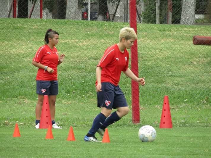 SirenasDelGol's tweet photo. #Argentina 🇦🇷
PARAGUAYAS FOR EXPORT 
La cerebral y exquisita medio campista paraguaya Gabriela Duarte acelerando la preparación en @LasDiablasCAI de cara a la etapa final del Torneo Rexona 
#FutFemPy https://t.co/c68dZZh1sC