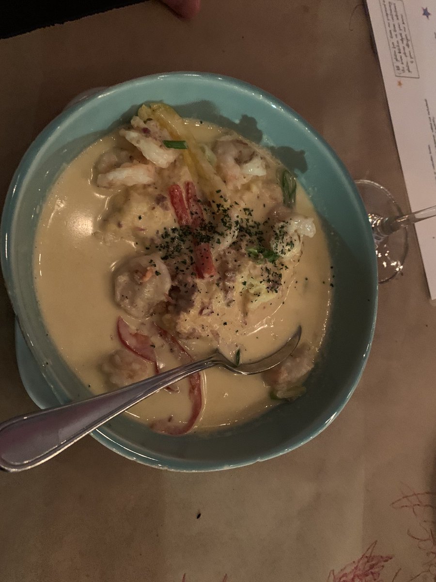 HendoLife's tweet image. It’s a foggy night in #HendersonvilleNc, perfect for #shrimpandgrits at @neverbluetapas
