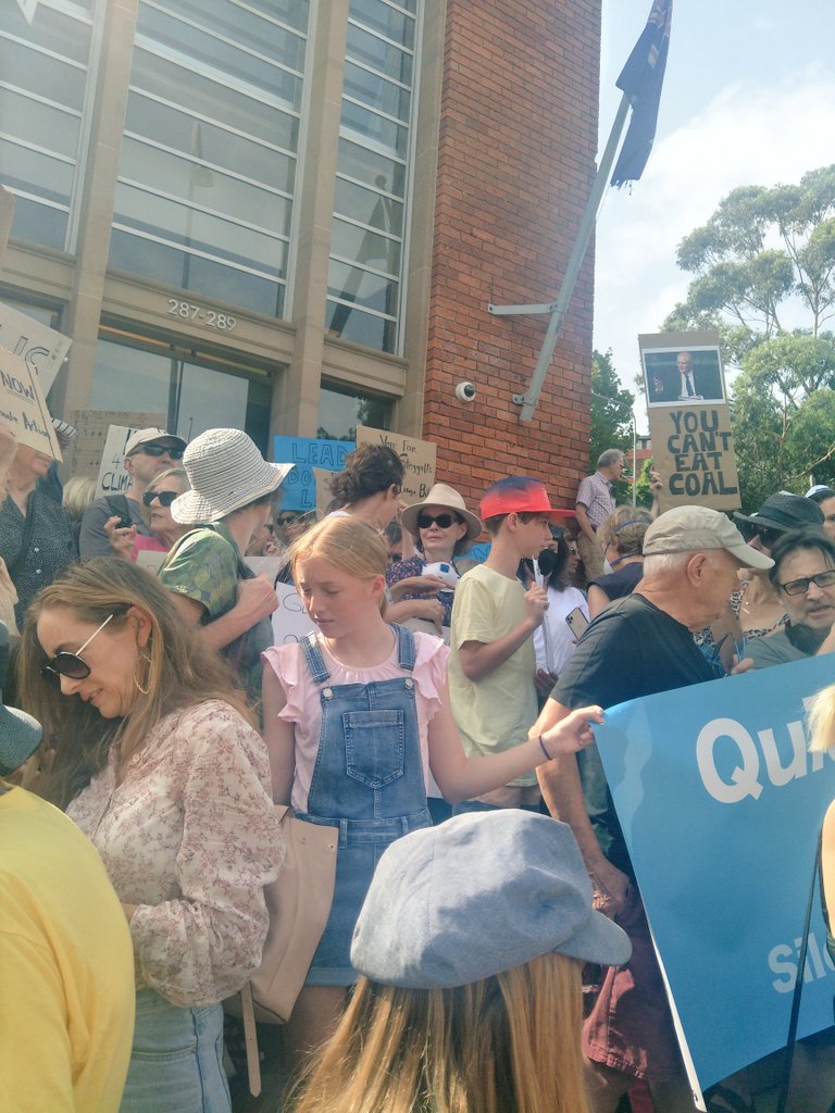 StopAdaniSydE's tweet photo. Hundreds of #wentworth locals calling on @DaveSharma to back evidence-based climate policy. Higher targets, no carryover credits, and a fair transition away from fossil fuel exports! #StopAdani #auspol #climate https://t.co/ct1GvXhtyK