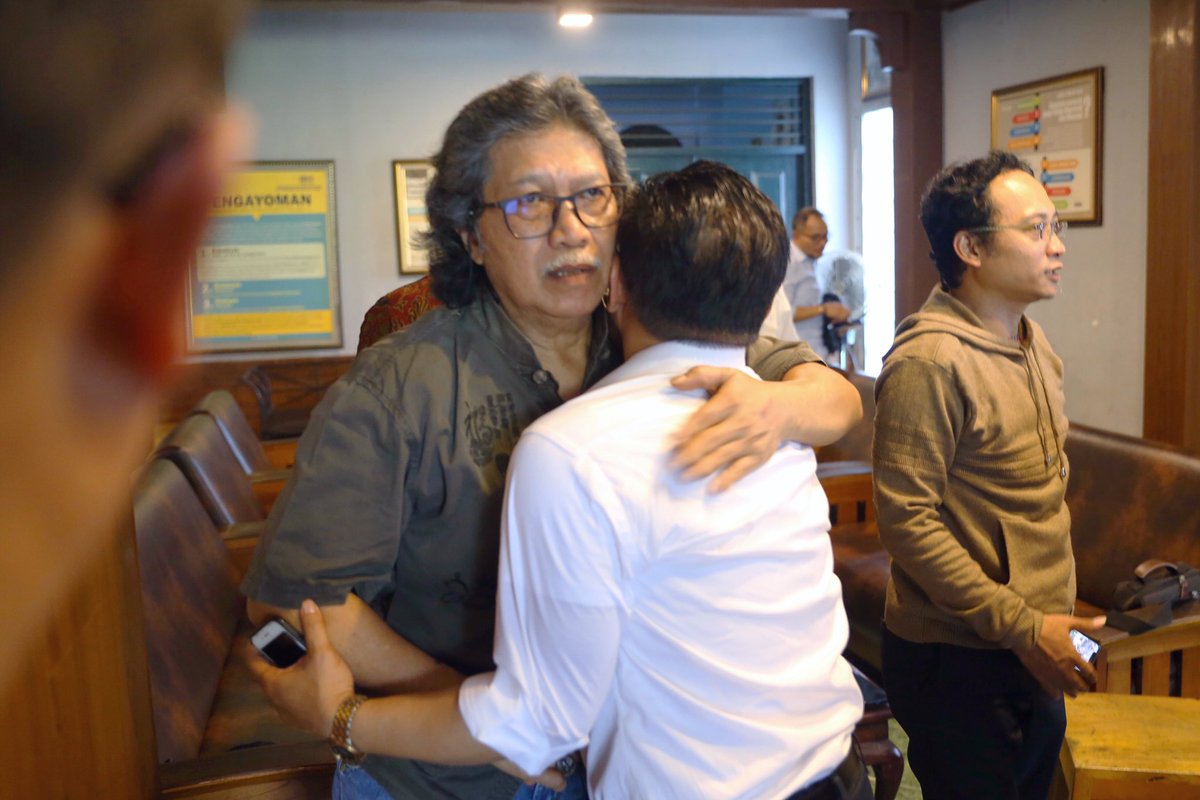 Tak ada canda yang tak mencerahkan, tak ada maki yang tak menunjukkan rasa kedekatan, itulah kekhasan orang Jombang, wabil husus CAK NUN.
Sampai saat inipun Cak Nun tetap menjadi insprasi kita semua...

Sehat selalu Cak, wong Jombang belum ada lagi yang sekuat sampeyan. #CakNun