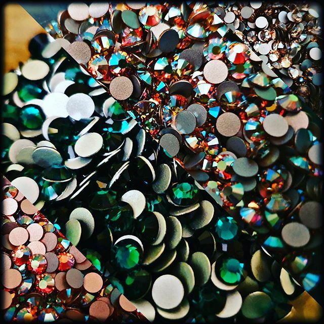 EmeraldDancersM's tweet photo. This will make our new costumes sparkle✨. #shinebrightlikeadiamond, #sparkleandshine, #emeralddancers, #dancedress https://t.co/vLoo1W7Hyx https://t.co/TVMPE1bnFE