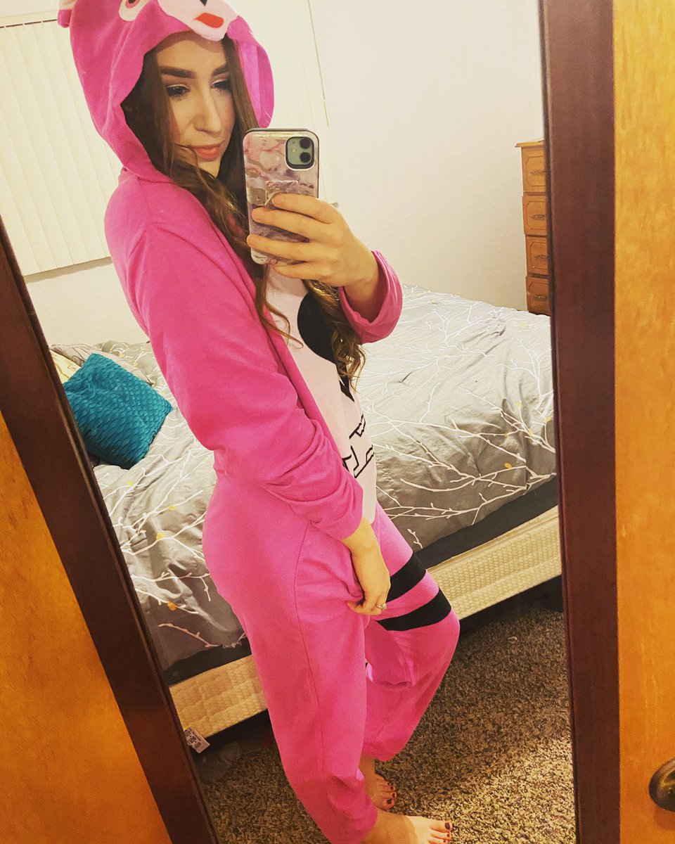 hannahhedon's tweet photo. DO NOT miss the two night 1Z OPEN CUSTOM fortnite event hosted by yours truly, @HelloFoxxy and @DevasaurusG STARTING TONIGHT 9PM EST! #SupportSmallStreamers #facebookgaming #gamergirl #fortnite #opencustoms https://t.co/HyaTJEBSLY