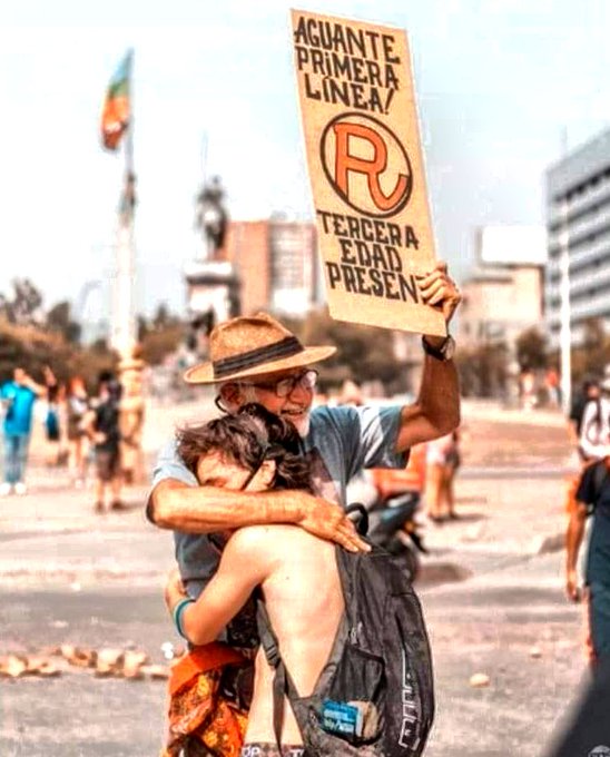 kennysubiabre's tweet photo. Directo al corazón!
Esas imágenes que hablan por sí solas y que reflejan la complicidad de quienes buscamos un #Chile más justo y solidario. Via @Chileokulto 
#PlazaDeLaDignidad
#PrimeraLinea https://t.co/toHuztyabX