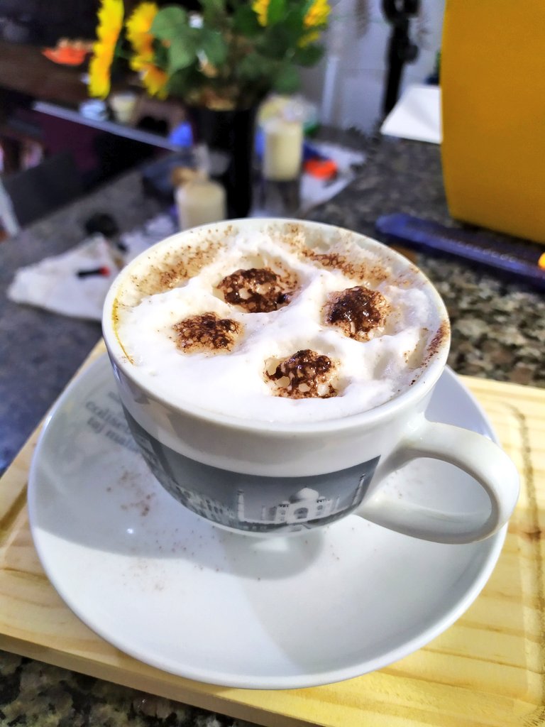diojoe's tweet photo. Hoje o desenho no Capuccino não deu certo. Mas estava gostoso e fotografei bem...
#capuccino #coffeetime #CoffeeLover #CoffeFail #ButDelicious https://t.co/B8oJ9bQXr8