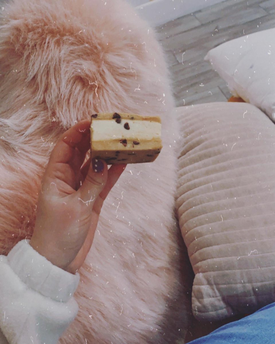 Carlyintheecity's tweet photo. Nothing  much to see here, just a college chic enjoying her cookie dough ice cream sandwich @ DŌ Cookie Dough Confections in #Manhattan 🥰

#nyc #nyceats #nycfood #DōCookieDough #collegelife #collegegirl #PINKFANTASY https://t.co/lEw3xFNF9F