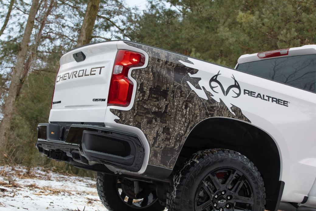 RealTruck's tweet photo. 2021 Chevy Silverado RealTree Edition hitting the streets this summer.
#realtree #silverado #chevy #silverado1500 #camo #z71 #trailboss #v8 #hunting #trucks #realtreeedition #ford #dodgeram #realtruck https://t.co/l4NSPYldnn