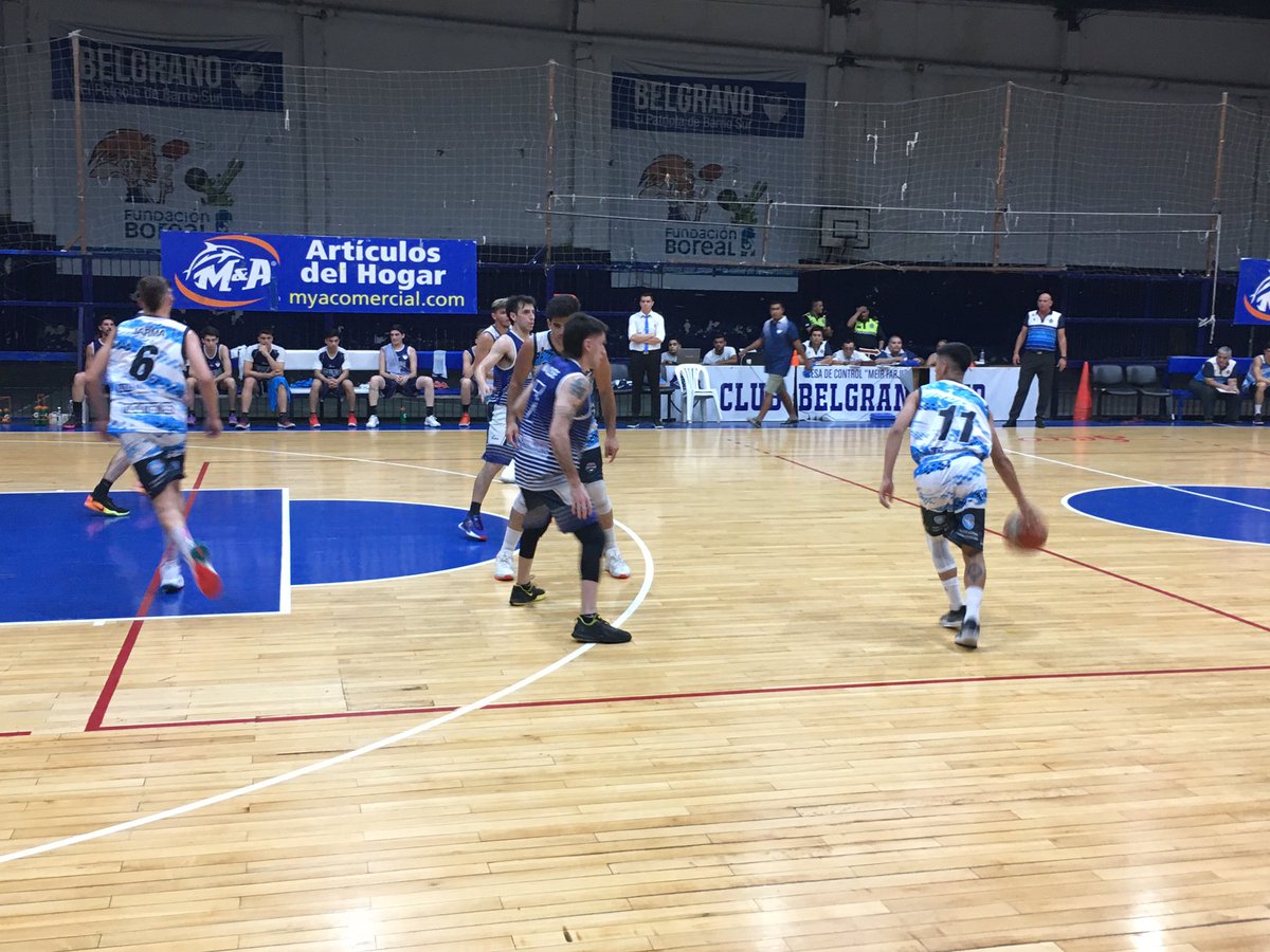 TucumanB's tweet photo. Terminó el Primer tiempo ⏱

Belgrano 45
Tucumán Basquet 38

#VamosTucuman #TFBPanAmericanSilver https://t.co/anVKzFT9Wv
