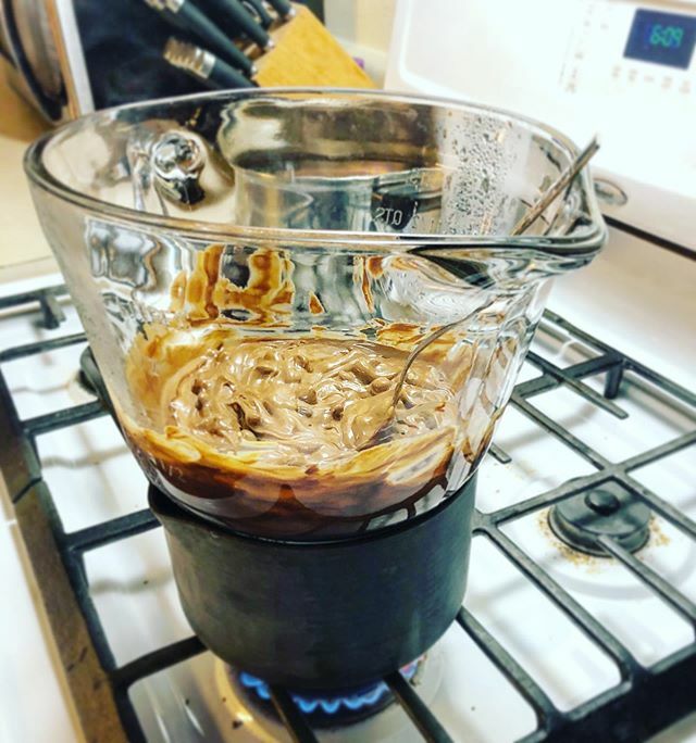 Destinboy1979's tweet photo. Don’t have a double boiler? NO FRET!! Simple, yet effective, homemade double boiler. 1 inch of water boiling under a larger glass mixing bowl works wonders! I am surprising my wife with some homemade keto chocolate fudge. 🤤  she just had shoulder sur… https://t.co/EbJT3rxb2k https://t.co/L7Ejp0cMxh