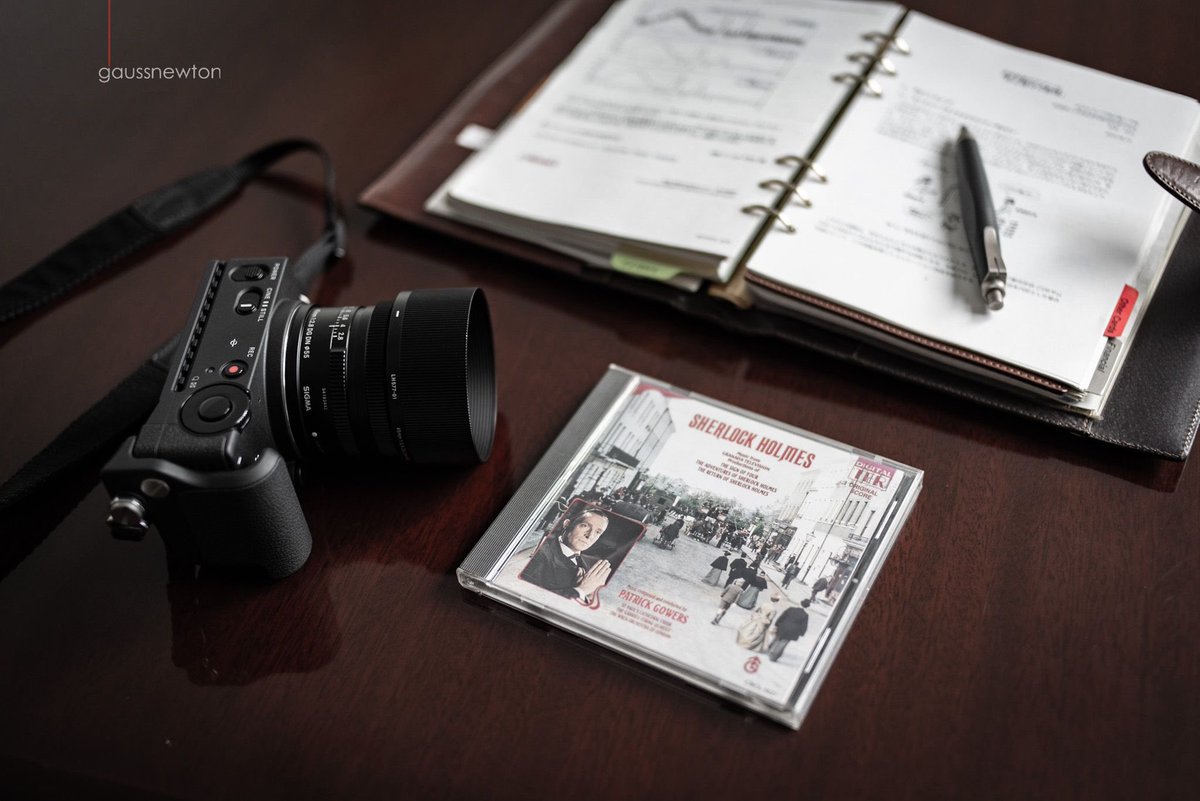 gaussnewton's tweet photo. Xの冒険
暗雲が垂れこめる今日のような寒い日は、サントラを聴きながらシャーロックホームズ、いゃジェレミー・ブレットになった気分で冒険しようかな。もちろんカメラ持ってね。
#SIGMAfp
#photowalk
#cameraportrait
#SherlockHolmes https://t.co/F8twONkmDj