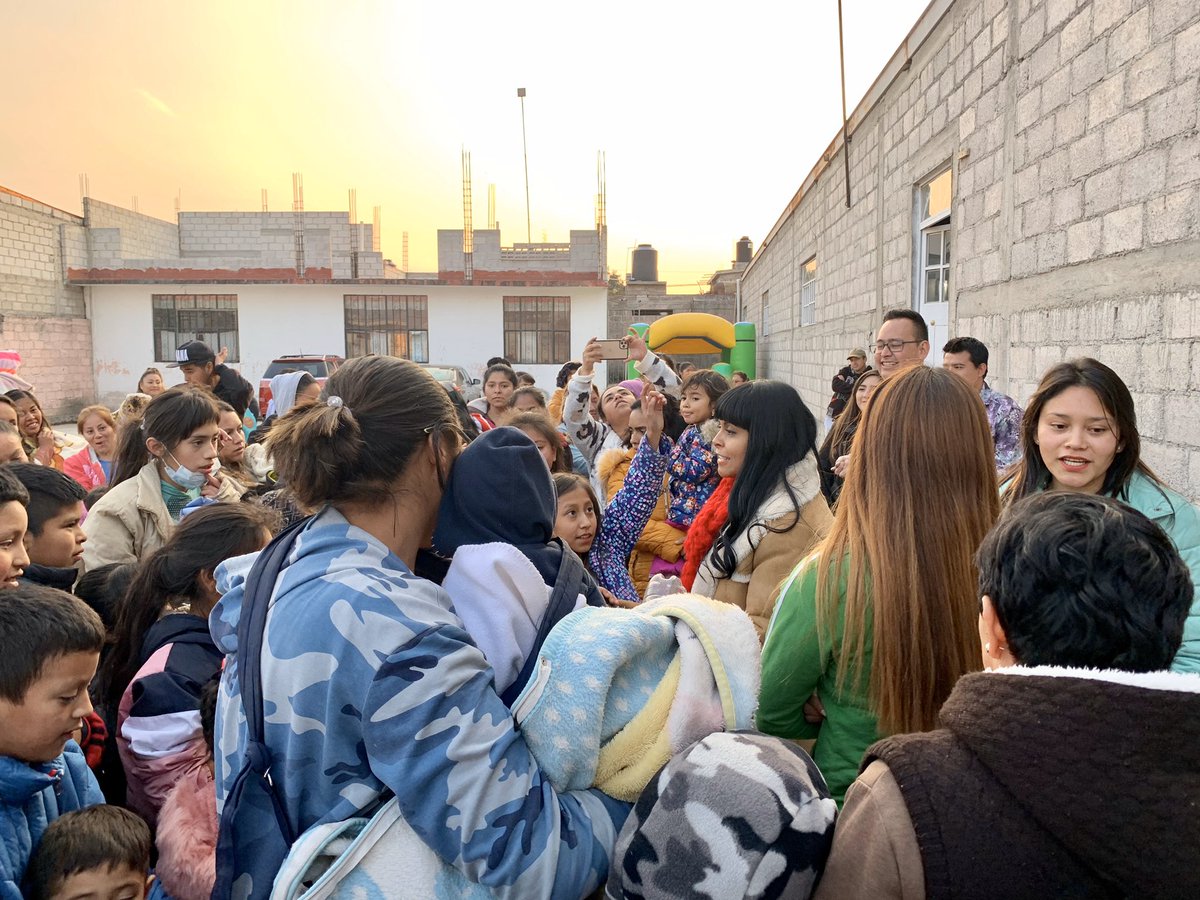 adryyyyyy's tweet photo. Hoy ha sido un grandioso día, visitamos las Colonias de Huixmi, Matilde, Pitahayas y Valles del Palmar en Pachuca, llevando sonrisas con sorpresas gestionadas por nuestro amigo @sergiobanos. Seguimos el ejemplo de ntro primer priísta @omarfayad !! #PRICercano #SB https://t.co/hF2Dtvwi4Q