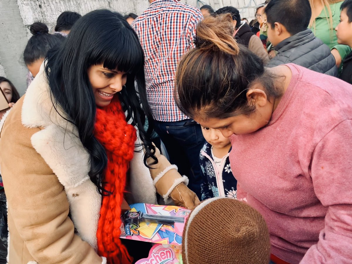 adryyyyyy's tweet photo. Hoy ha sido un grandioso día, visitamos las Colonias de Huixmi, Matilde, Pitahayas y Valles del Palmar en Pachuca, llevando sonrisas con sorpresas gestionadas por nuestro amigo @sergiobanos. Seguimos el ejemplo de ntro primer priísta @omarfayad !! #PRICercano #SB https://t.co/hF2Dtvwi4Q