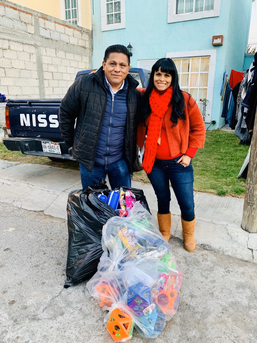 adryyyyyy's tweet photo. Hoy ha sido un grandioso día, visitamos las Colonias de Huixmi, Matilde, Pitahayas y Valles del Palmar en Pachuca, llevando sonrisas con sorpresas gestionadas por nuestro amigo @sergiobanos. Seguimos el ejemplo de ntro primer priísta @omarfayad !! #PRICercano #SB https://t.co/hF2Dtvwi4Q