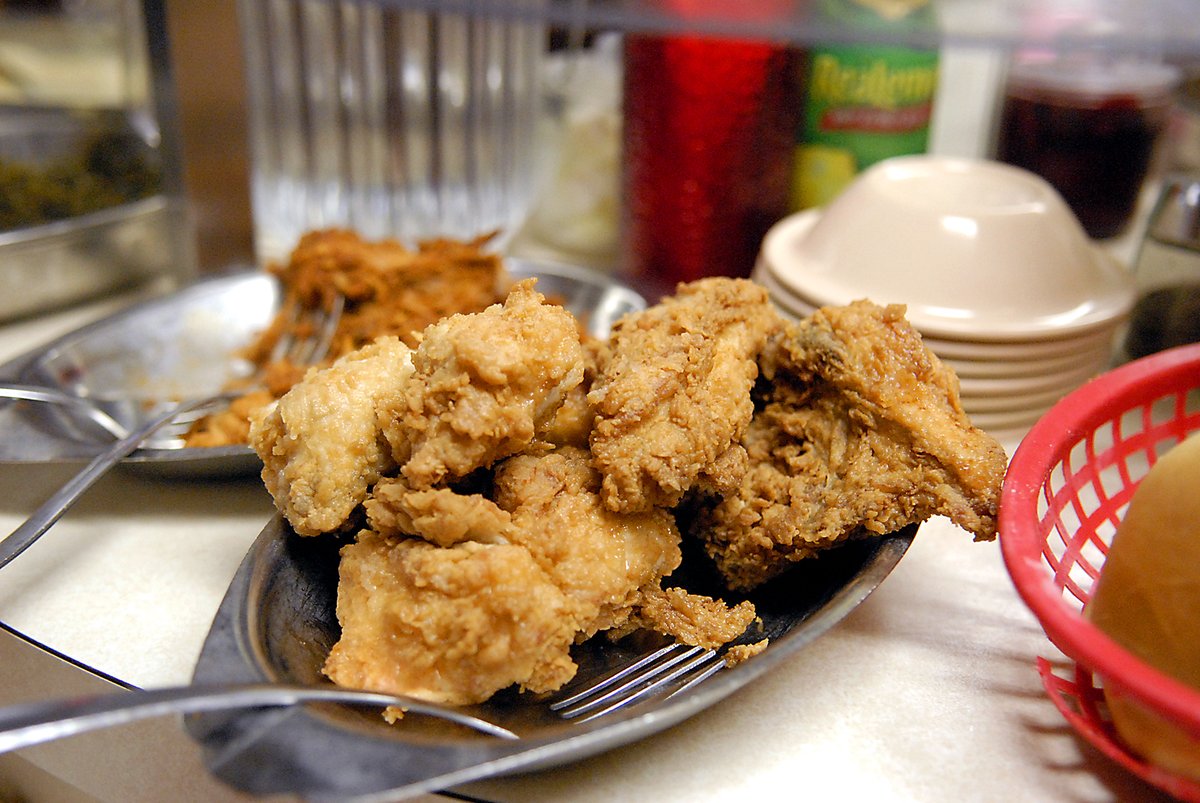 BeasChattanooga's tweet photo. Some paint their masterpieces. We fry ours. 
Who doesn't not like Fried Chicken? 
#70years
#HANDCUT
#DOWNSOUTHINYOURMOUTH https://t.co/FU5cCgdMQy