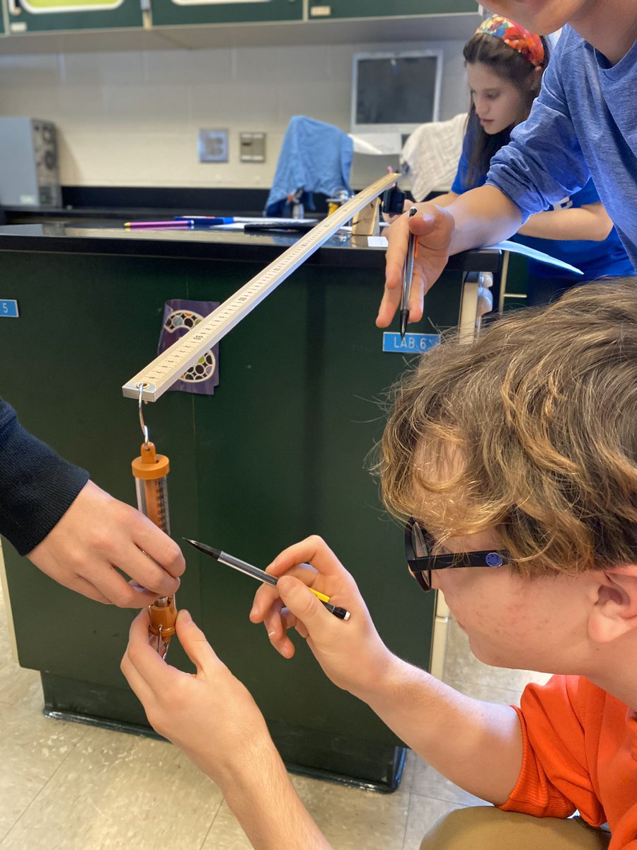 MrsGrenter's tweet image. How does the length of the effort arm affect the amount of effort force needed to lift a load? #8Blue worked together to find out!  And check out those gorgeous fulcrums @ZellersTechEd made for us! 😍 @GHMSBuckskins @CVSciTech