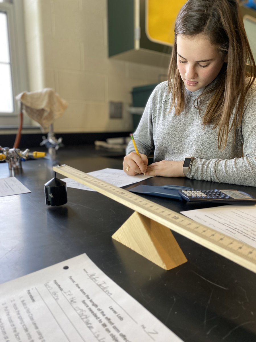 MrsGrenter's tweet image. How does the length of the effort arm affect the amount of effort force needed to lift a load? #8Blue worked together to find out!  And check out those gorgeous fulcrums @ZellersTechEd made for us! 😍 @GHMSBuckskins @CVSciTech
