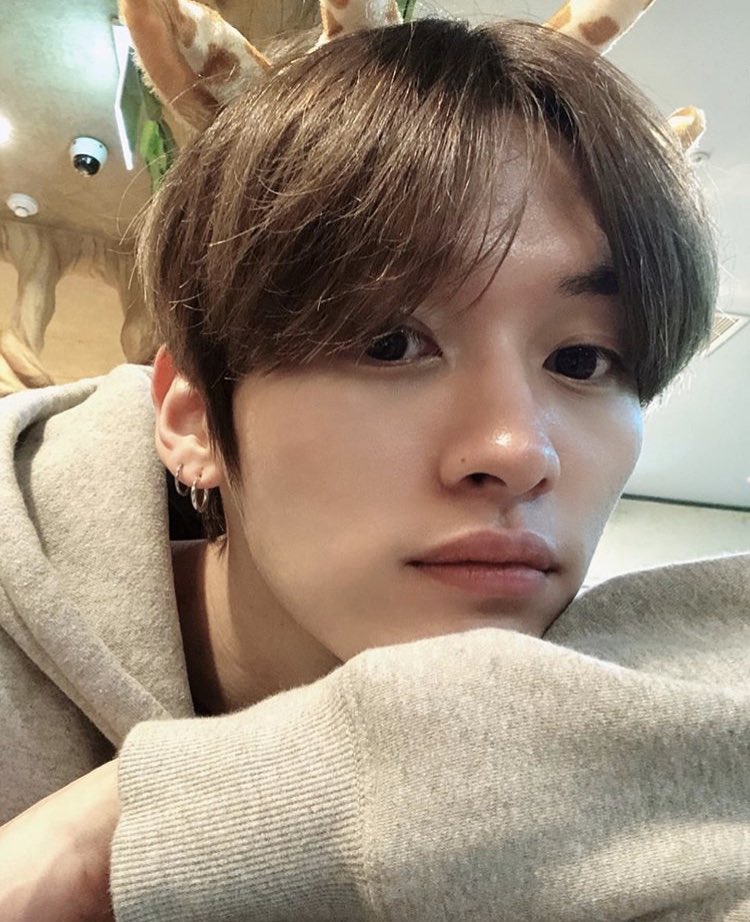 ˗ˏˋ ➸ my year with lino ˎˊ˗    ↳   #민호 ♡       ↳ day 24 ⋆ ⋆ ⋆  my head is hurty :( but minho’s post made me so happy :>>