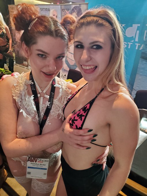 Such an amazing energetic woman working that booth like a goddess, so glad I got to finally meet her🥰