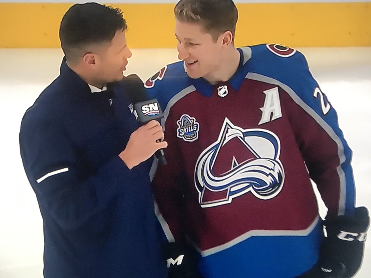 kesandjuice's tweet image. Nice to see multitasker ⁦@kbieksa3⁩ sharing some on-Ice tips with ⁦@Mackinnon9⁩ #NHLAllstargame #cameratime