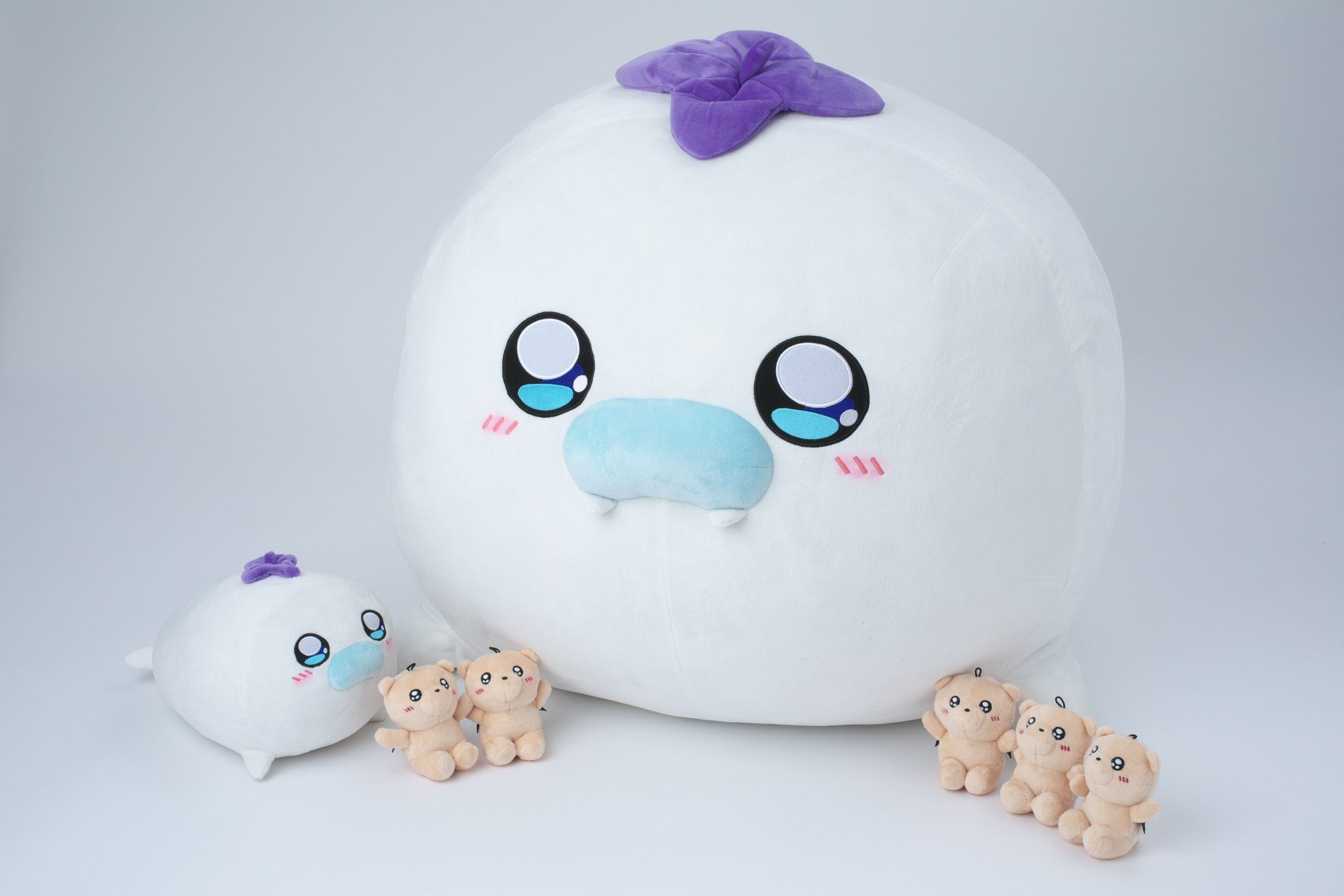 Twitter 上的 少年サンデープレミアムshop 机をまるまる覆ってしまうほどの圧倒的存在感 祝アニメ化を記念して 特別にサンデーshopで超限定数量 完全受注生産 魔王城でおやすみ から 超特大ナスあざらしぬいぐるみが登場 抱きつきたくなるかわいさです