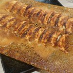 餃子を焼き過ぎた結果？とんでもない羽根つき餃子が完成する!