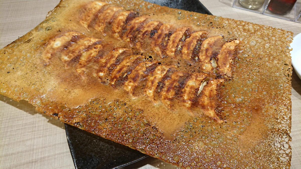 餃子を焼き過ぎた結果？とんでもない羽根つき餃子が完成するwww